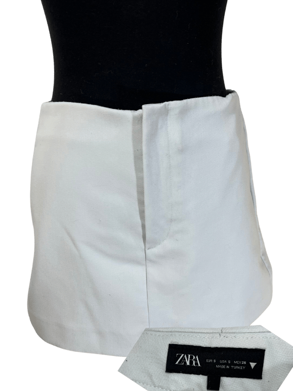Shorts Saia Off-White com Zíper Lateral